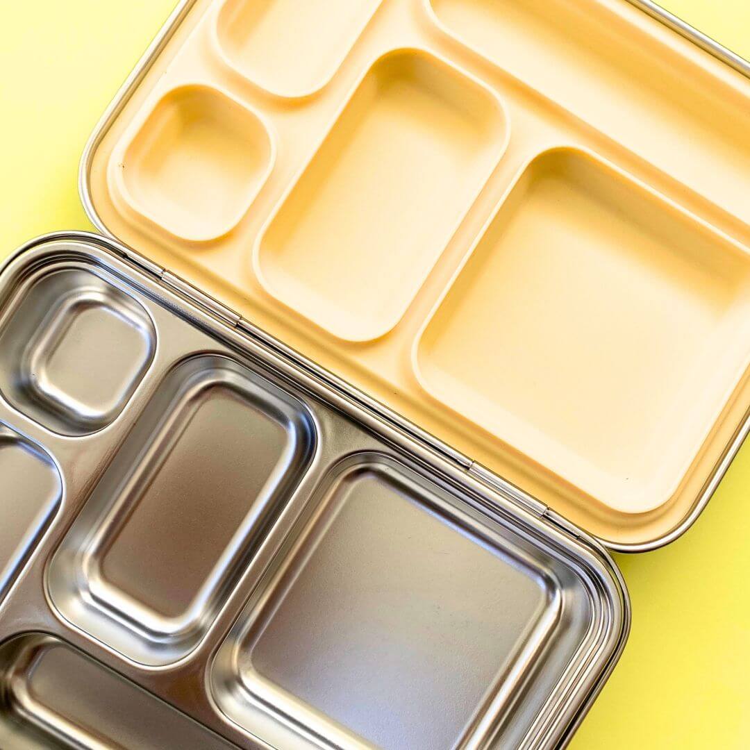 Fiambrera infantil Explora 5 amarillo mango abierta con tapa de silicona